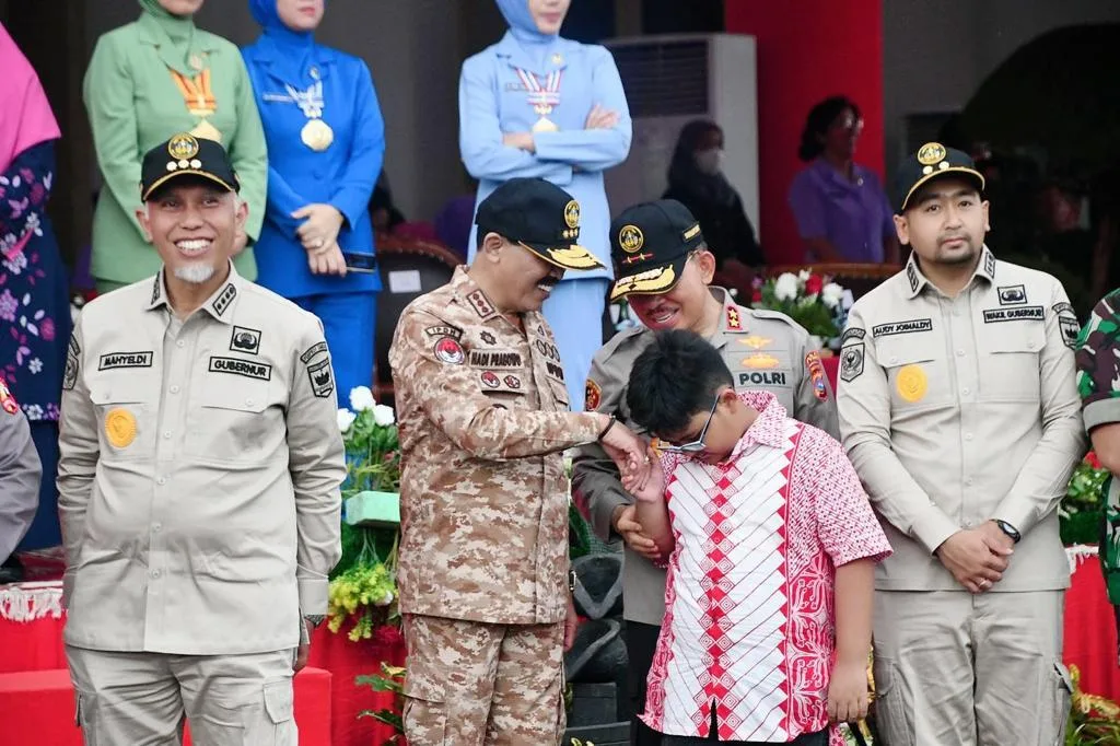 Peserta Latsitardanus Termasuk Praja IPDN Melakukan Latihan Gabungan