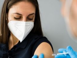 6 Alasan Efek Samping Vaksinasi COVID-19 Lebih Sering Dirasakan Perempuan | theAsianparent Indonesia