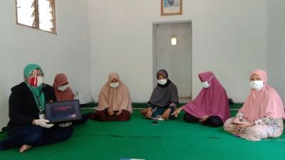 Penguatan Literasi Digital Ibu-Ibu Pengajian Ala KKN Unej – Peristiwa