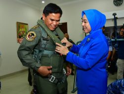 Keren… Jajal F16, Kasal Terima Brevet Wing Penerbang Kehormatan TNI AU
