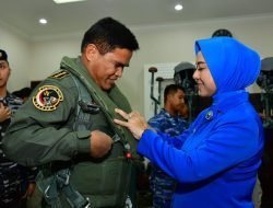 Keren… Jajal F16, Kasal Terima Brevet Wing Penerbang Kehormatan TNI AU
