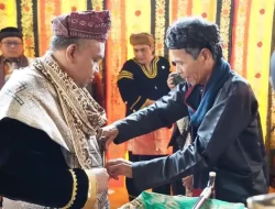 Wamenaker RI Afriansyah Noor Dipasangkan Saluak Dan Keris