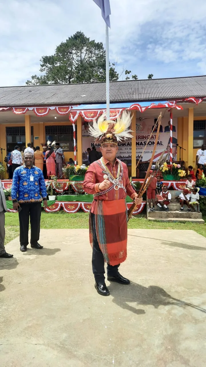 Bernhard Ziarah ke Pemakaman Tokoh Pemekaran Kabupaten Maybrat