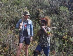 Foto Pilot Susi Air Dengan Caption Persahabatan Lintas Negara Mengundang Tanya