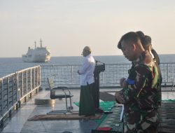 Saat Latihan Armada Jaya XLI Tahun 2023 Prajurit TNI AL Tetap Laksanakan Sholat Idul Adha di Laut