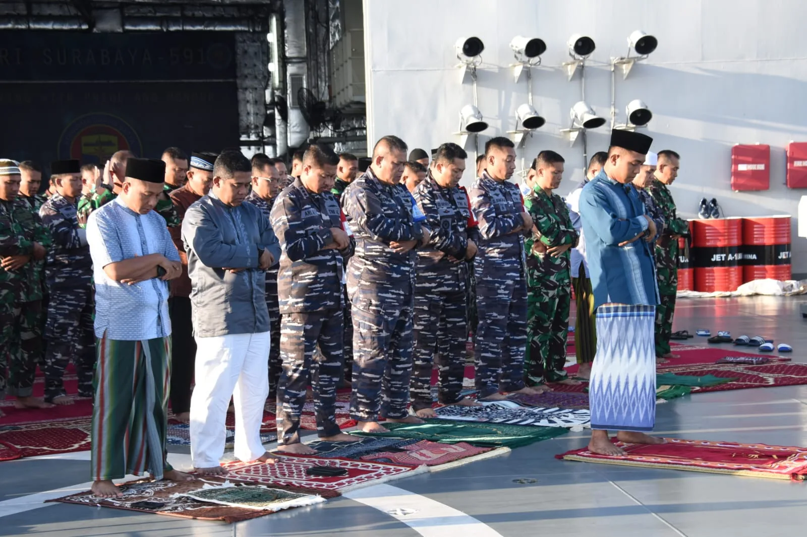 Saat Latihan Armada Jaya XLI Tahun 2023 Prajurit TNI AL Tetap Laksanakan Sholat Idul Adha di Laut