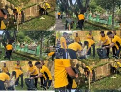 Carrying Out the President’s Directive, South Kalimantan Police Join Mosque Clean-Up Effort